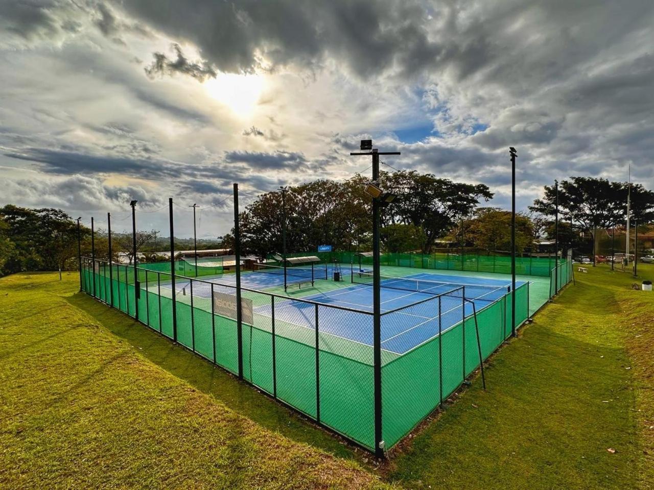 Cr Mariposa Rentals Comfortable Penthouse, Ac, Pool, Gym, Tennis Санта Ана Екстериор снимка